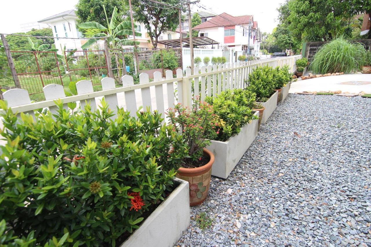 Appartamento Bann In Suan Bangkok Esterno foto